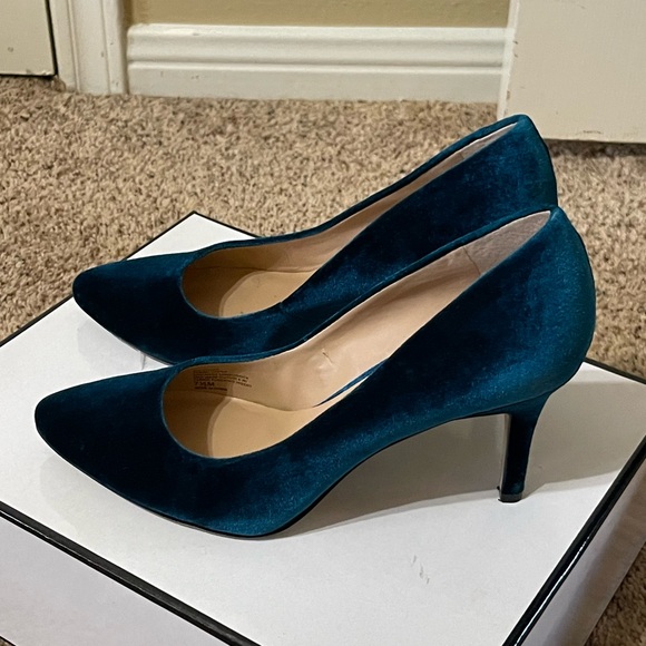 INC, velvet style ladies pumps Peacock in color excellent condition! - Picture 3 of 6